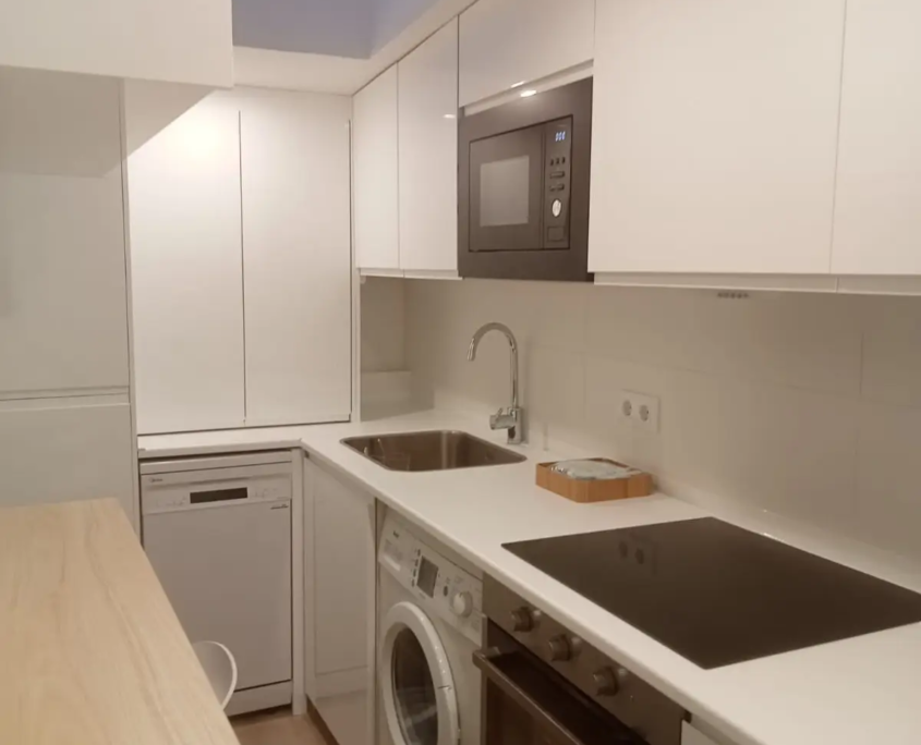 una cocina moderna de color blanco y negro