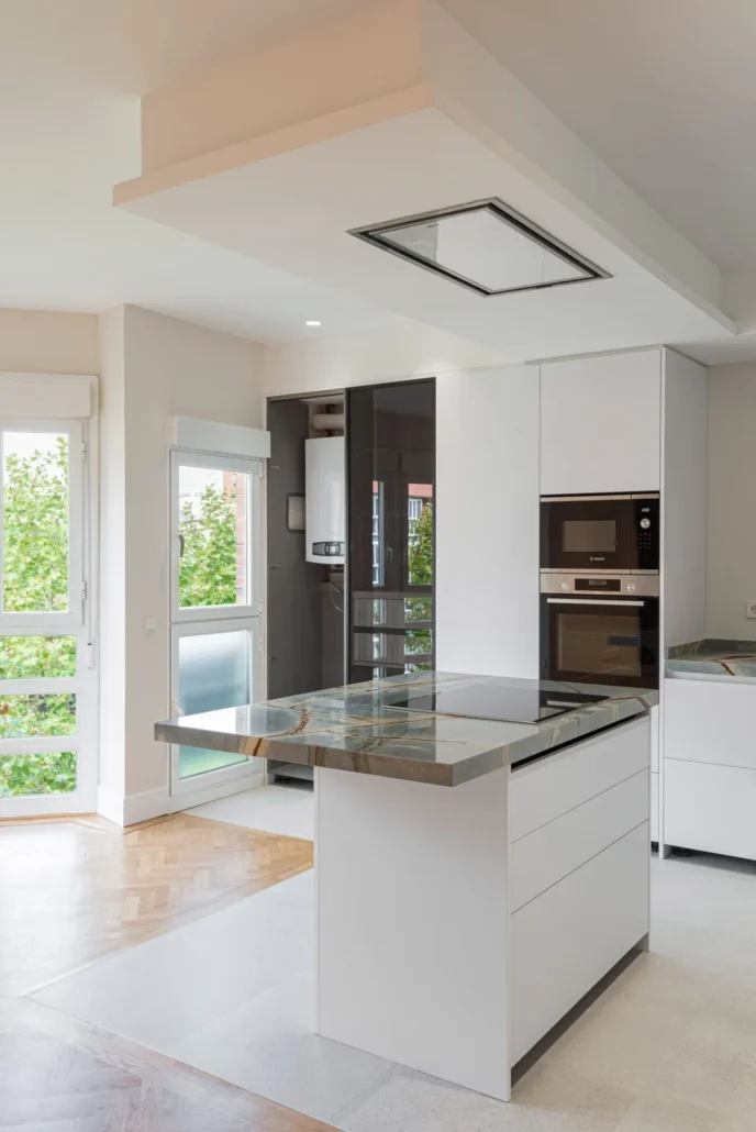 Cocina con isla y grandes ventanales, montaje terminado
