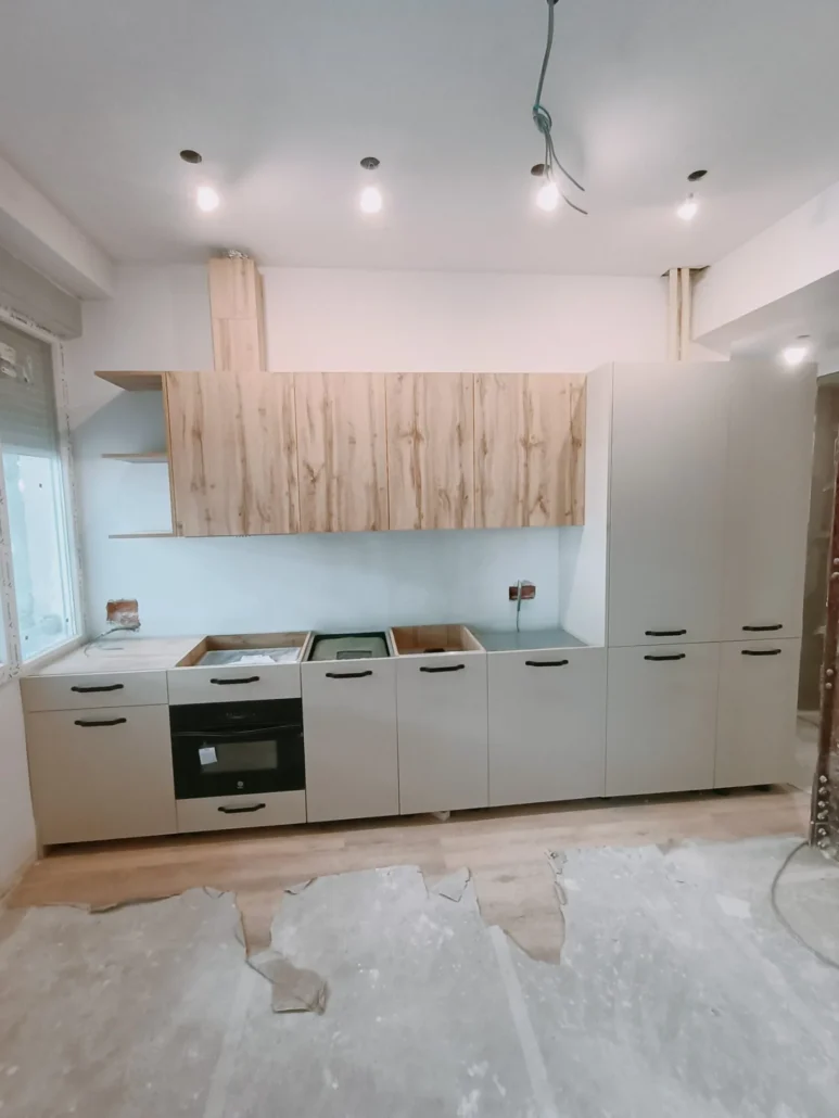 Cocina color crema con campana revestida de madera