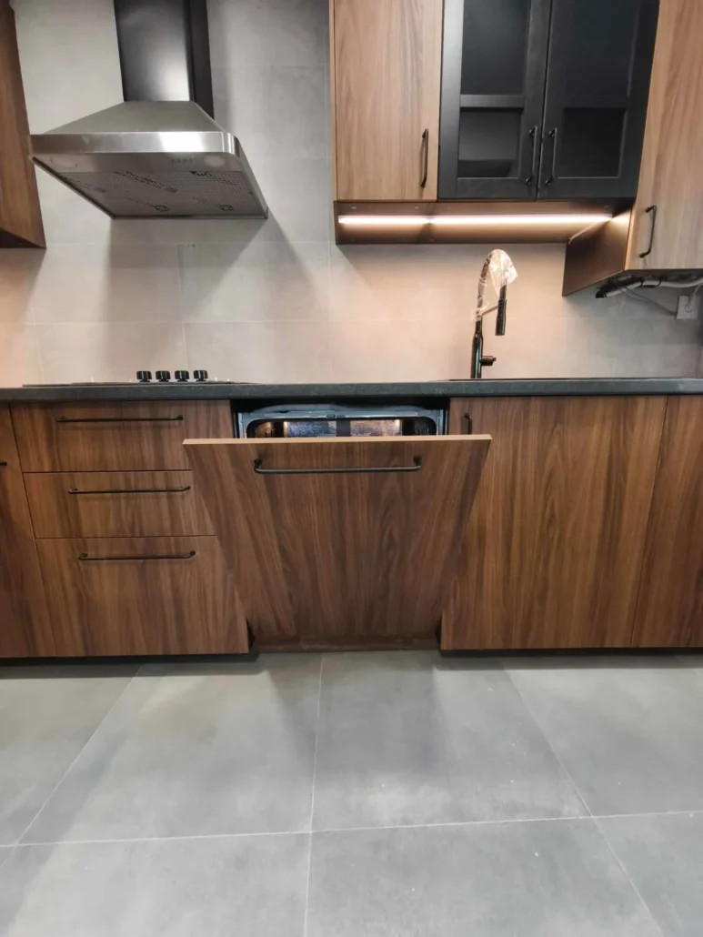 Cocina de madera oscura con encimera gris y campana extractora