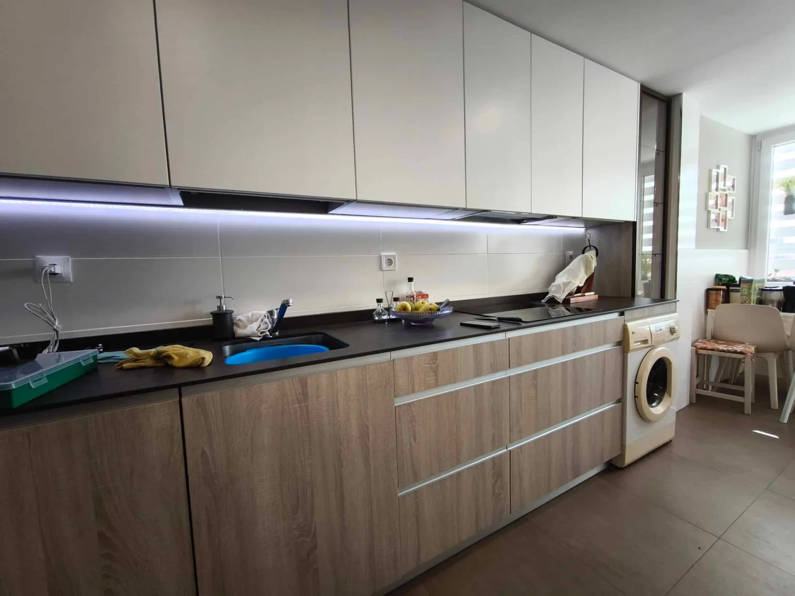 Cocina en tonos madera con iluminación LED bajo los muebles altos